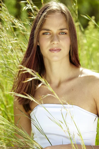 Красива жінка в траві — стокове фото