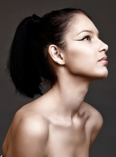 Όμορφη νεαρή γυναίκα με φυσικό φρέσκο μακιγιάζ — Φωτογραφία Αρχείου