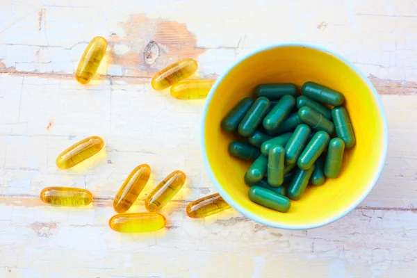 Рыбное масло витамины и травяные таблетки — стоковое фото