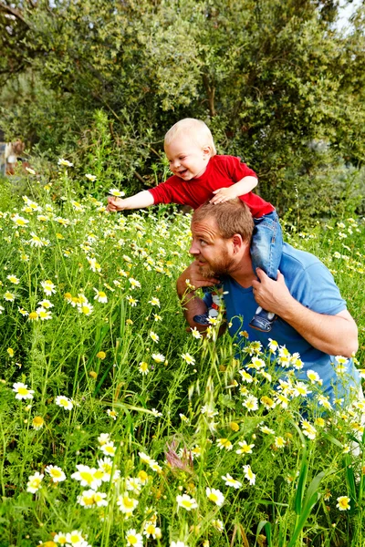 Otec a syn v květech — Stock fotografie