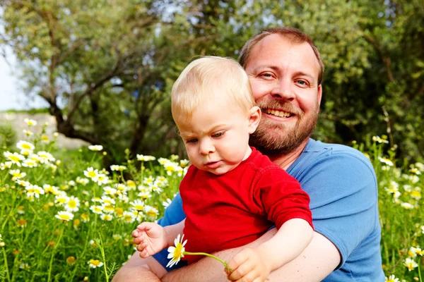 Padre e figlio nei fiori — Foto Stock