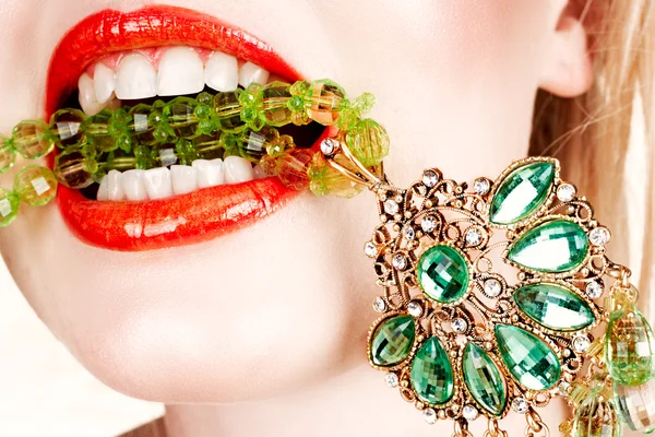Lèvres de femme avec collier — Photo