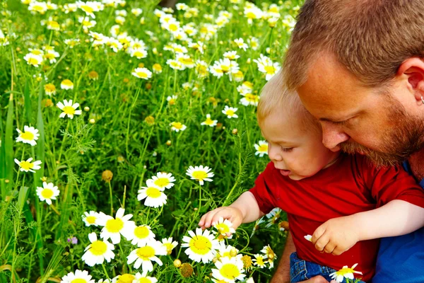 Πατέρας και γιος σε λουλούδια — Φωτογραφία Αρχείου