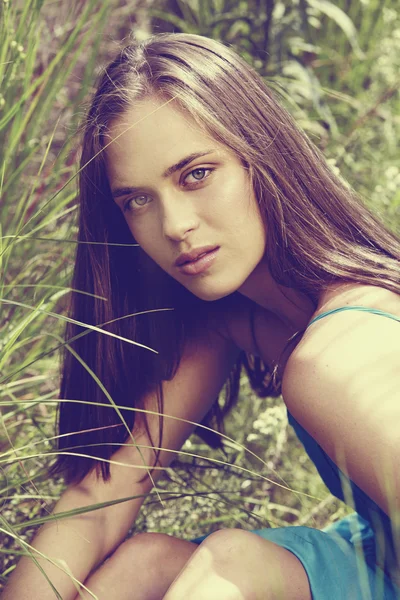 Vacker kvinna i gräs — Stockfoto