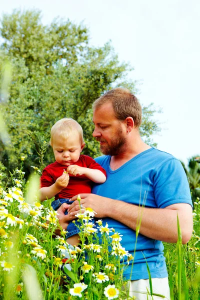 父亲和儿子在鲜花 — 图库照片