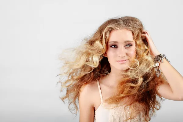 Krásná jahodová blond dospívající dívka se zelenýma očima — Stock fotografie