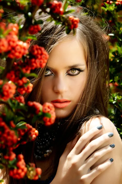 Hermosa mujer con labios de coral — Foto de Stock