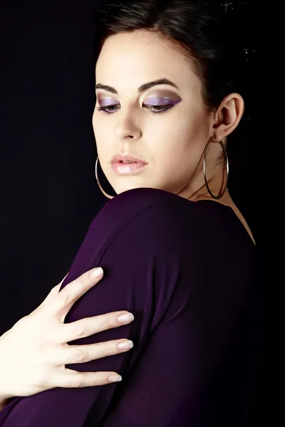 Modell im lila Kleid — Stockfoto