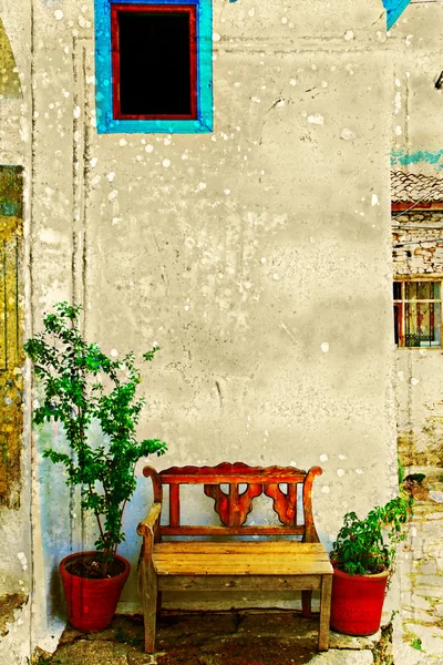Антикварная скамейка у стены . — стоковое фото