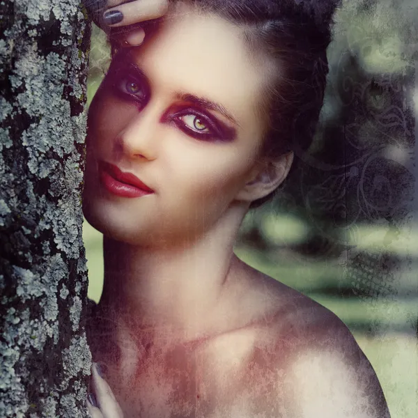Mulher bonita com maquiagem dramática nos olhos — Fotografia de Stock