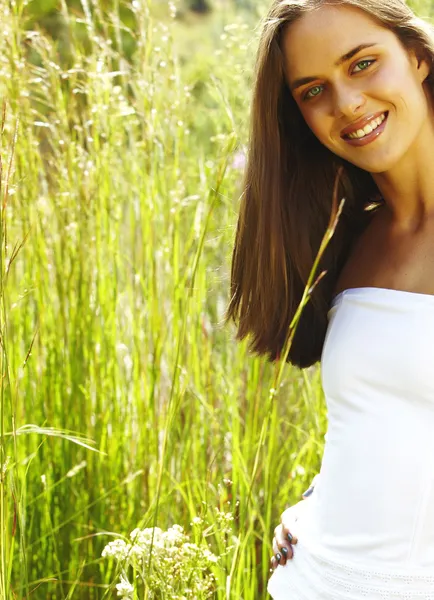 Ung teenage kvinde i græs - Stock-foto