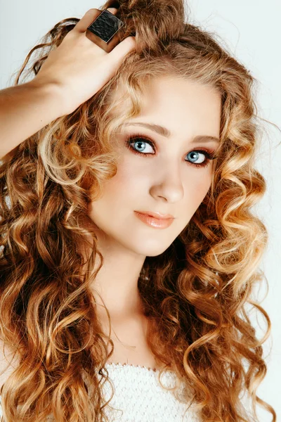Menina loira bonita com cabelo encaracolado — Fotografia de Stock