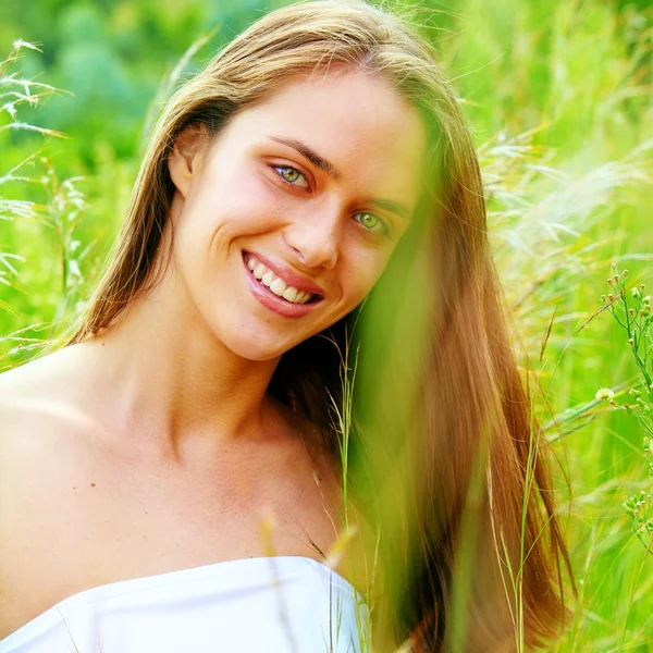 Młoda kobieta nastoletnich w trawie — Zdjęcie stockowe