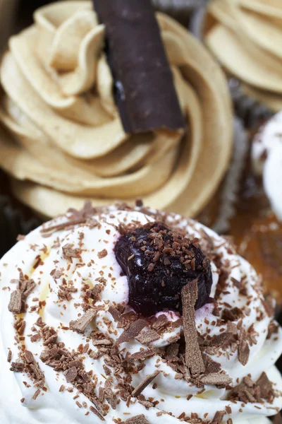 Kávé és csokoládé és cseresznye cupcakes. — Stock Fotó