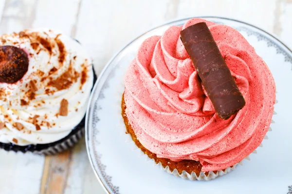 Strawberry and vanilla cupcakes — Stock Photo, Image