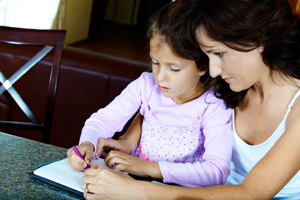 Moeder en dochter maken huiswerk — Stockfoto