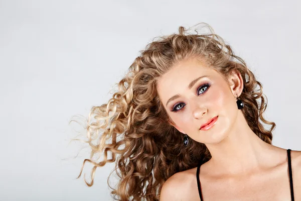 Schöne Erdbeere blonde Teenager-Mädchen . — Stockfoto