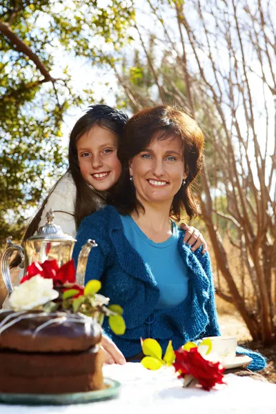 Zahradní slavnost s matku a dceru — Stock fotografie