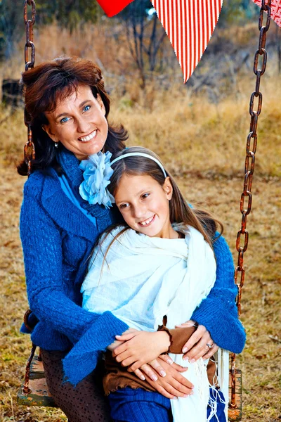 Мать и дочь на качелях — стоковое фото