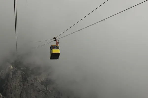 산 속의 케이블카 — 스톡 사진