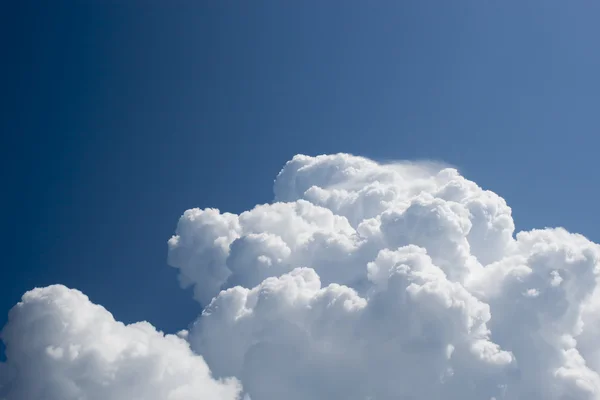 Nuvole spesse salgono sempre più in alto — Foto Stock