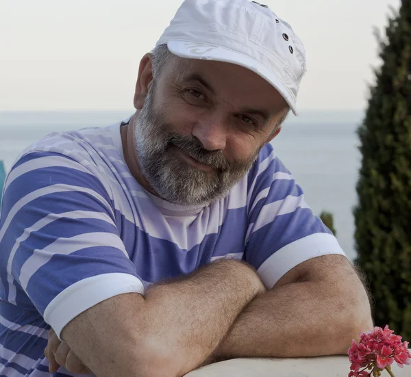 Взрослый мужчина с бородой в шляпе, улыбающийся — стоковое фото