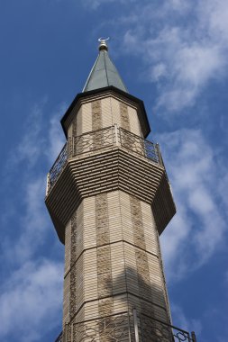 Mavi gökyüzü karşı tek Minare