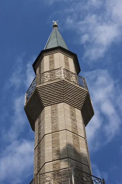 Mavi gökyüzü karşı tek Minare — Stok fotoğraf