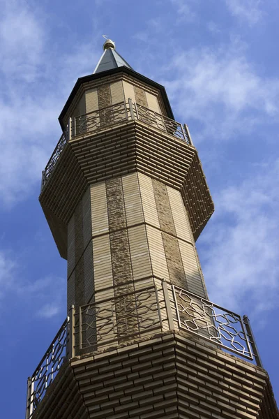 Mavi gökyüzü karşı tek Minare — Stok fotoğraf