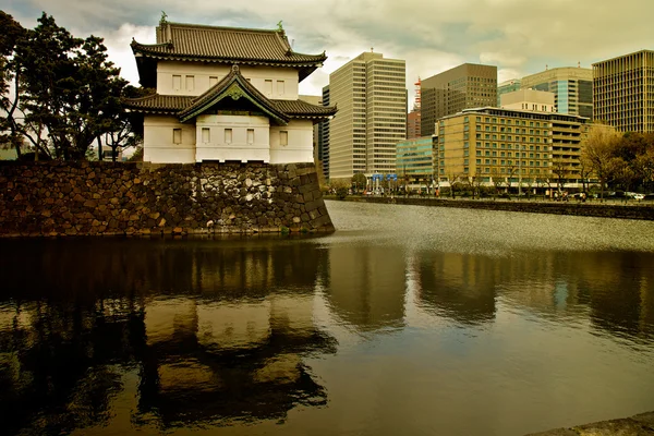 Токио, Императорский дворец с городом — стоковое фото