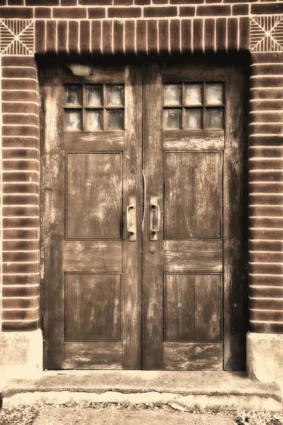 Egy régi fából készült ajtó a sepia — Stock Fotó
