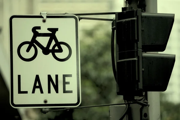 Городское движение, знак велосипеда — стоковое фото