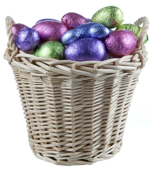 Koš naplněný čokoládová vajíčka — Stock fotografie