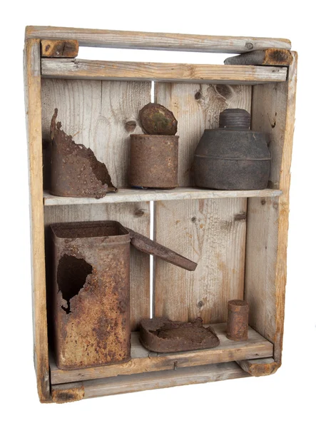 Stare drewniane półki z zardzewiałych puszek — Zdjęcie stockowe