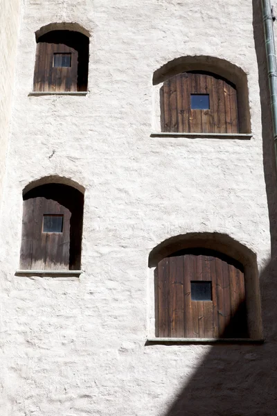 Alte Fenster mit Rollläden — Stockfoto