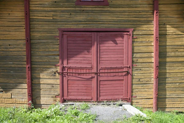 Porta do celeiro de madeira velha — Fotografia de Stock