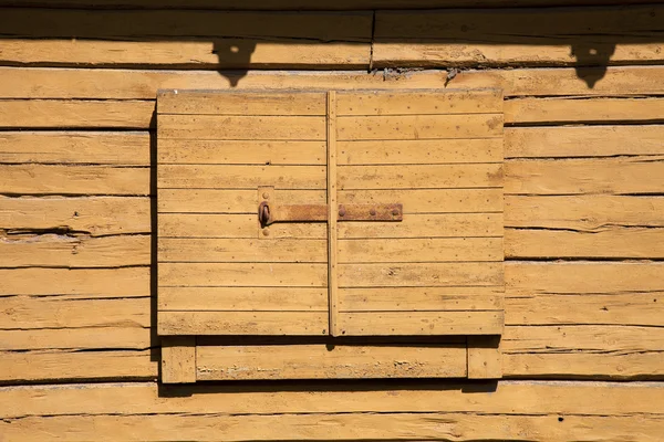 Vecchia porta di legno fienile — Foto Stock