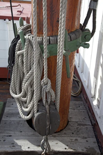 Dřevěné plachetnice mořské plošiny a lana. — Stock fotografie
