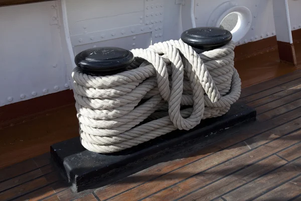 Sailboat wooden marine rigs and ropes. — Stock Photo, Image