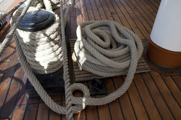 Imbarcazione a vela in legno piattaforme marine e corde . — Foto Stock