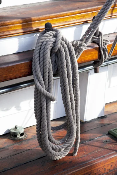 Segelboot hölzerne Marine Rigs und Seile. — Stockfoto