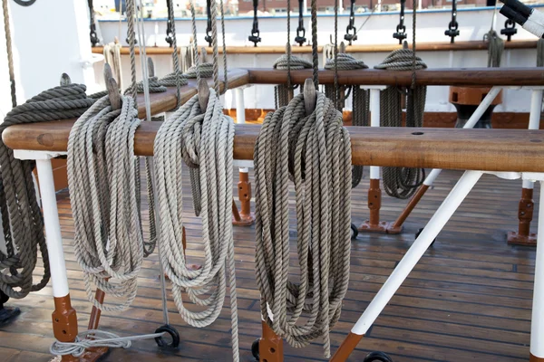 Imbarcazione a vela in legno piattaforme marine e corde . — Foto Stock
