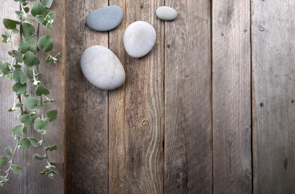 Foglie e pietre su sfondo di legno . — Foto Stock