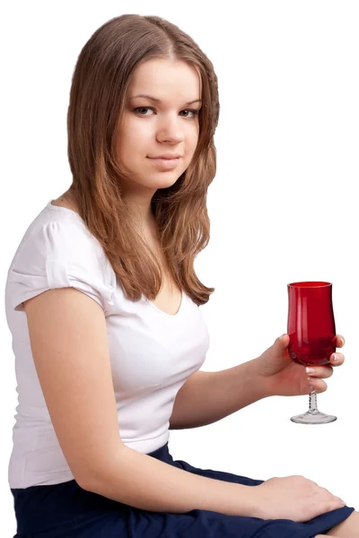 Uma menina em uma camiseta vermelha brilhante e um copo — Fotografia de Stock
