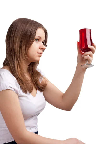 Egy világos piros pólót és egy üveg ülő lány — Stock Fotó