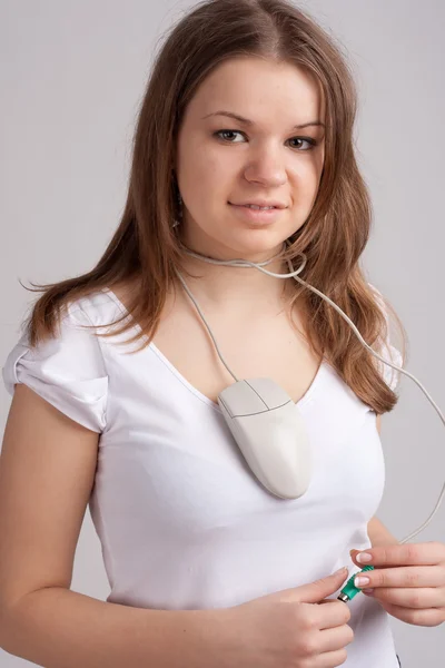 Дівчина з комп'ютерною мишкою — стокове фото