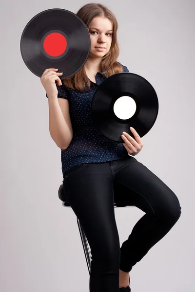 Chica con dos placa de música — Foto de Stock