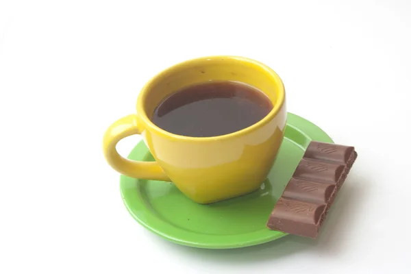 Žlutý šálek kávy s čokoládou — Stock fotografie