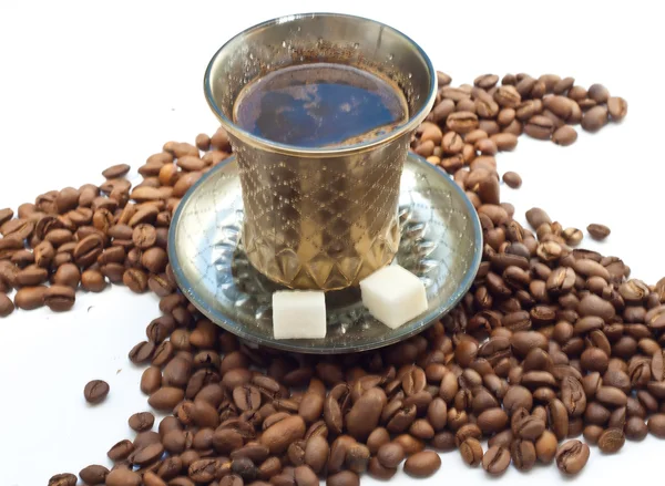 Una taza de café está en los granos de café —  Fotos de Stock