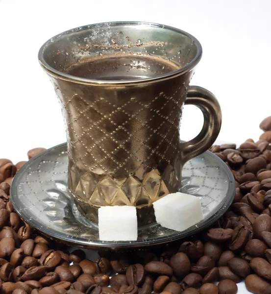 En kopp kaffe är på kaffebönor — Stockfoto